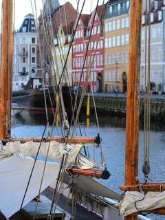 Witte en bruine boot op water tijdens daglicht