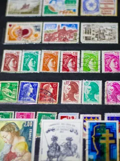 Tafel met diverse kleurrijke postzegels verspreid