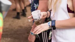 Met deze tips raak jij nooit meer je statiegeldbeker kwijt op een festival